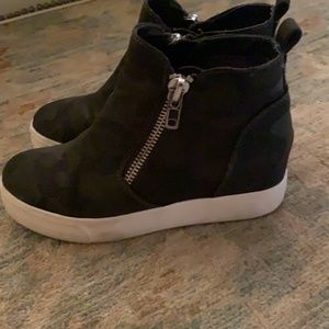 Steve Madden camo hightop sneakers size:7m